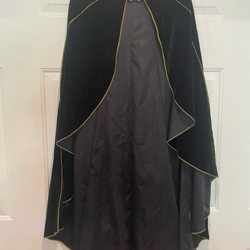 Women's Black Renaissance Velvet Cape with Stand-Up Collar - Picture 4 of 7